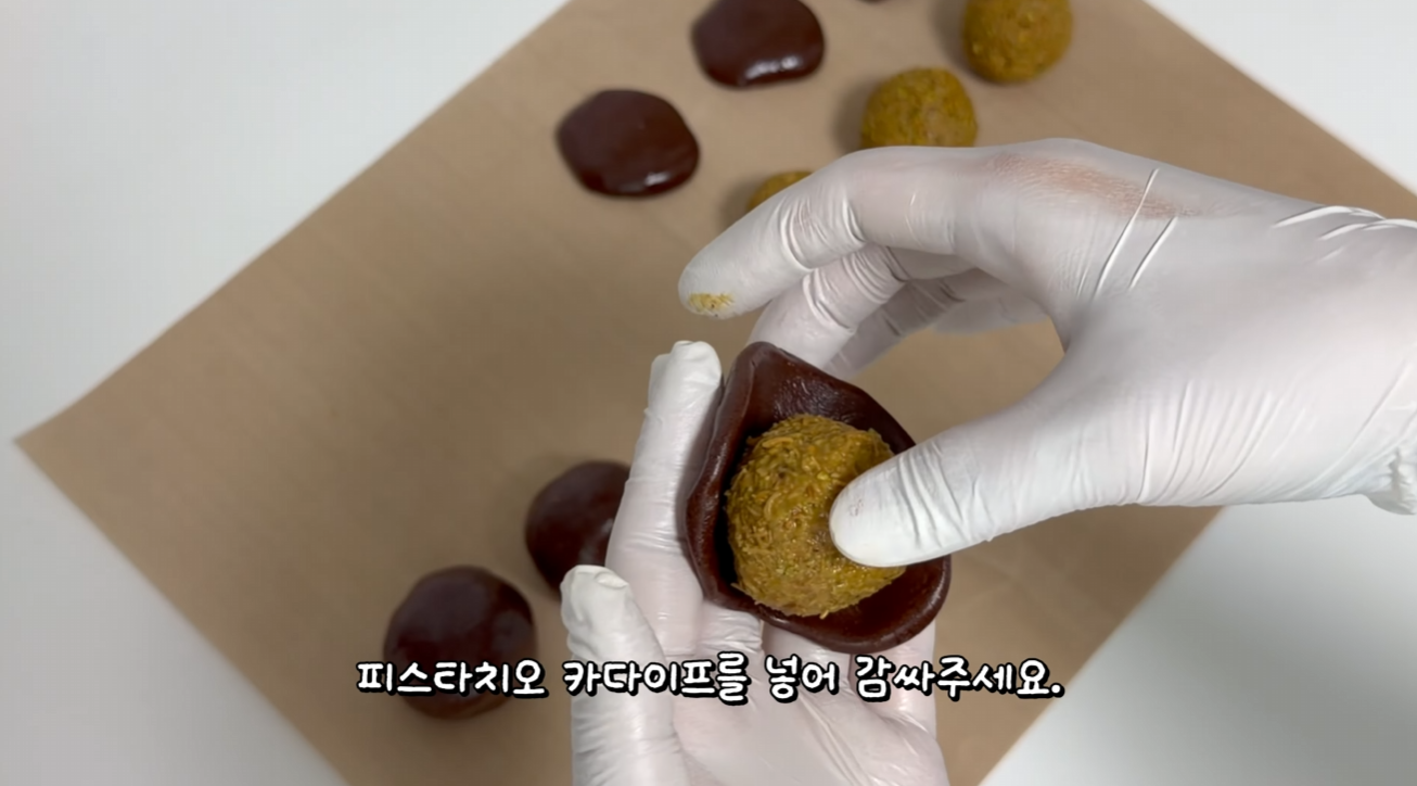 피스타치오 카다이프를 마시멜로로 감싸기